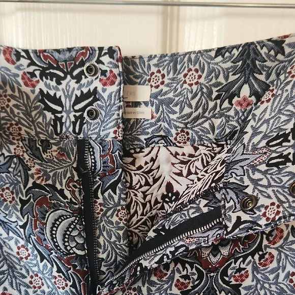 Urban Outfitters Women's Gray Red Juliet Cropped Victorian Jacquard Pants Size 2 - Picture 4 of 12